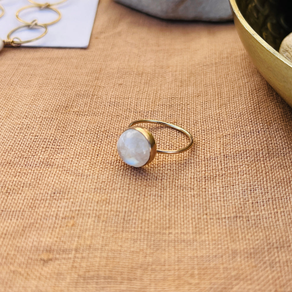 RAINBOW MOONSTONE LUZ RING