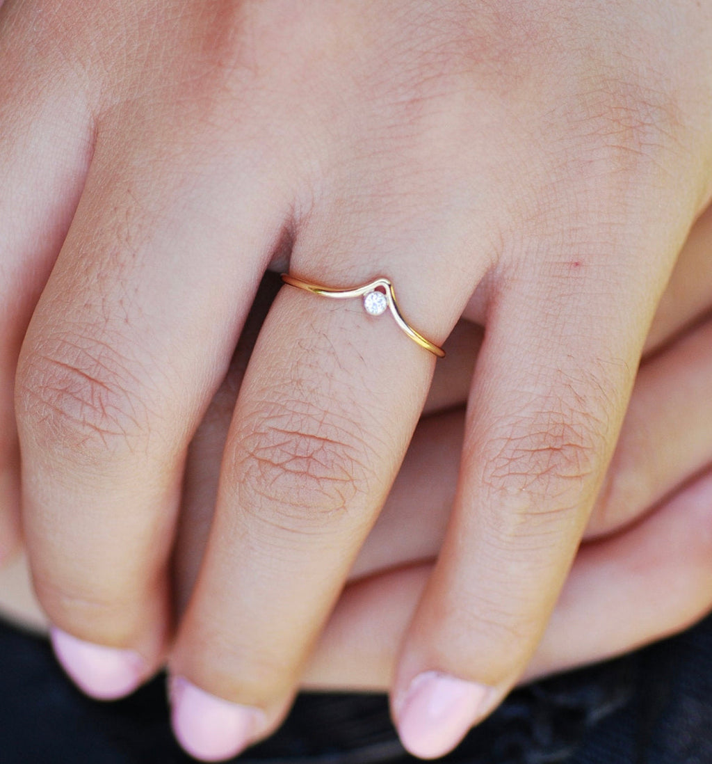 V DIAMOND RING