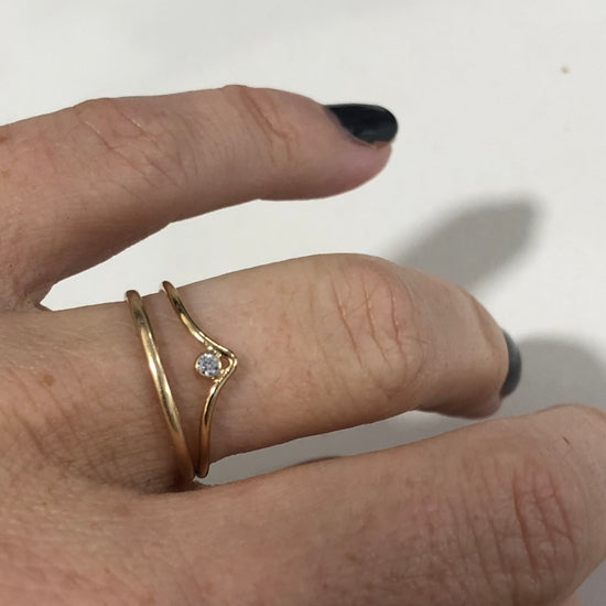 V DIAMOND RING
